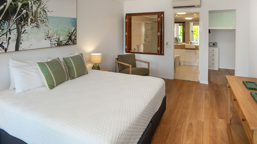 Waters Edge Cairns 5 Star Luxury Apartments 1 bedroom ocean front