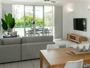 3 Bedroom Ocean Front Waters Edge Cairns Luxury Apartment